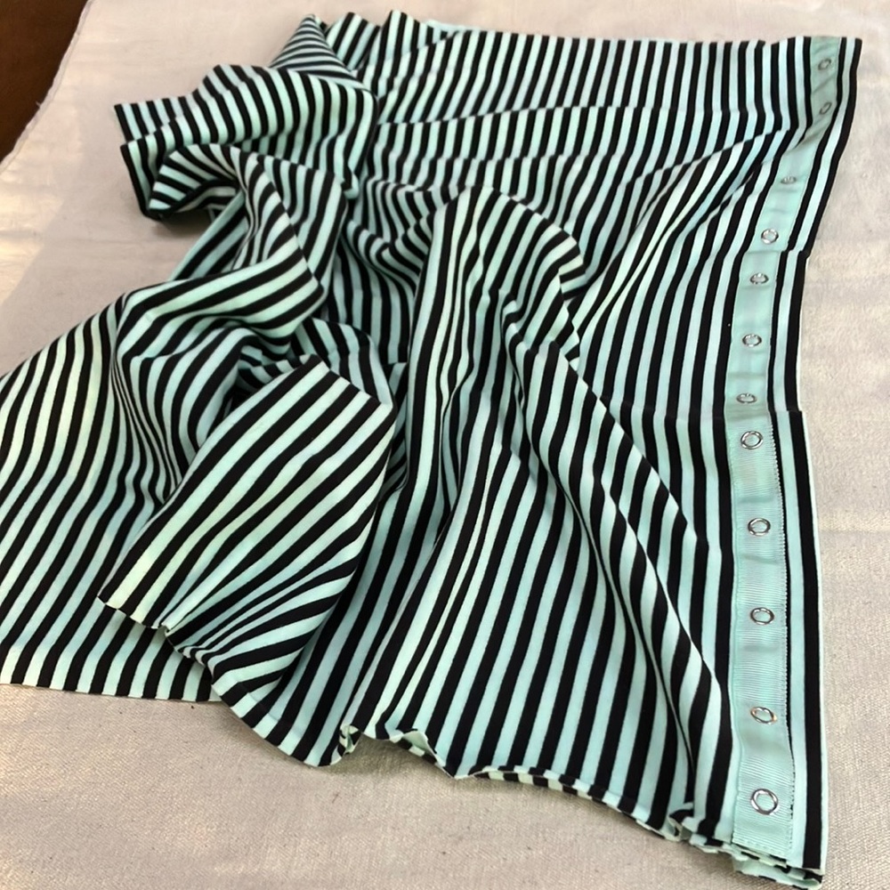LULULEMON Vinyasa scarf in black & pale green mint stripe. Snaps to change style